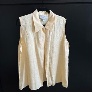 Elegant Sleeveless Button-Down Shirt in Soft Yellow